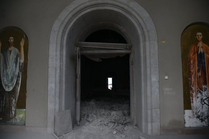 Азербайджан намеренно ударил по собору в Шуши, чтобы убить детей, женщин и стариков - омбудсмен Армении 