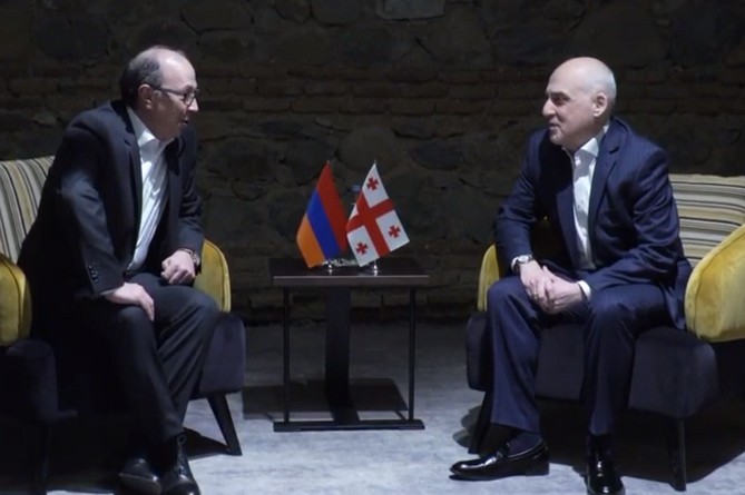 Այվազյանն իր վրաց գործընկերոջը նվիրել է «Միմինո» ֆիլմի սիրված դրվագներից մեկն արտացոլող նկար (ՖՈՏՈ) Այվազյանն իր վրաց գործընկերոջը նվիրել է «Միմինո» ֆիլմի սիրված դրվագներից մեկն արտացոլող նկար (ՖՈՏՈ)
