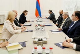 Пашинян заявил генсеку ОБСЕ о приоритетности мирной повестки в регионе 