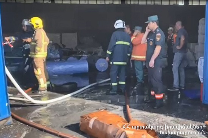 В Ереване горит склад крупной компании-грузоперевозчика