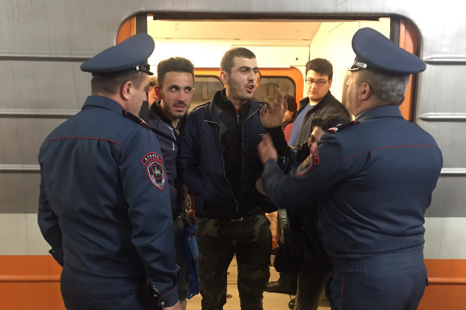Ցուցարարներն արգելափակել են մետրոպոլիտենի մուտքերը Երևանի մի շարք կայարաններում Ցուցարարներն արգելափակել են մետրոպոլիտենի մուտքերը Երևանի մի շարք կայարաններում