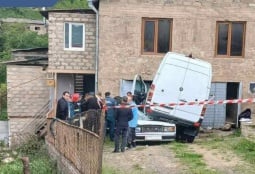 В Берде микроавтобус съехал с проезжей части и оказался на крыше 