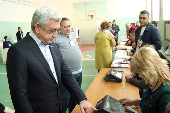 Экс-президент Армении Серж Саргсян не смог проголосовать с первой попытки на парламентских выборах