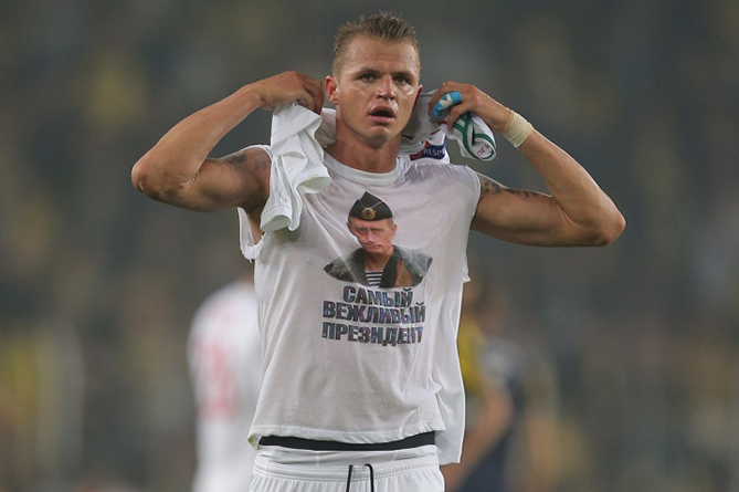 Футболиста Тарасова оштрафовали на рекордную сумму за футболку с Путиным