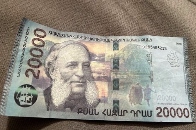 Գնել էր օնլայն խանութից. 18–ամյա երիտասարդը փորձել է հուշանվեր–թղթադրամ իրացնել (ՎԻԴԵՈ)