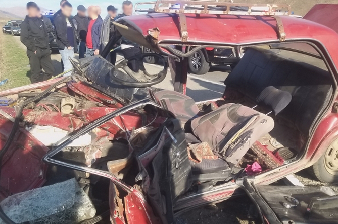 На трассе Ванадзор-Гюмри столкнулись «Infiniti» и «ВАЗ-2105», водитель "пятерки" погиб На трассе Ванадзор-Гюмри столкнулись «Infiniti» и «ВАЗ-2105», водитель "пятерки" погиб