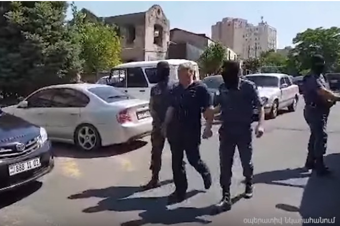 Խուզարկություններ` «օրենքով գողերի» ու «քրեական հեղինակությունների» բնակարաններում (ՎԻԴԵՈ) Խուզարկություններ` «օրենքով գողերի» ու «քրեական հեղինակությունների» բնակարաններում (ՎԻԴԵՈ)