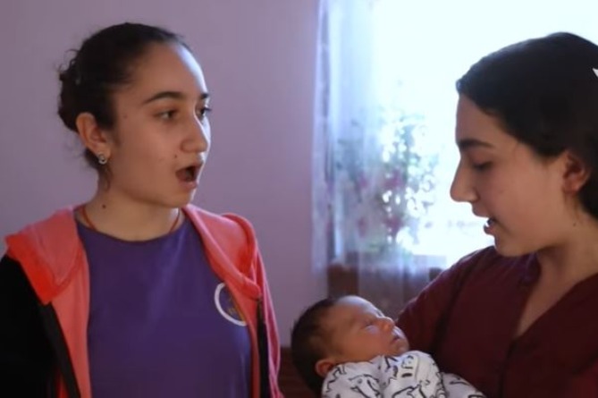 "Кто к нам с мечом придет, тот от меча и погибнет": мама новорожденной Виктории из Арцаха готова сражаться за Родину (ВИДЕО)