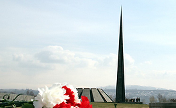 Президенты Армении и Франции воздали дань памяти у мемориала жертв Геноцида армян в Ереване