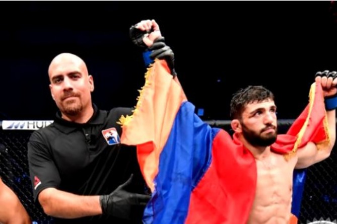 Арман Царукян нокаутировал американца Гиагоса на UFC Vegas 37 на третьей минуте Арман Царукян нокаутировал американца Гиагоса на UFC Vegas 37 на третьей минуте