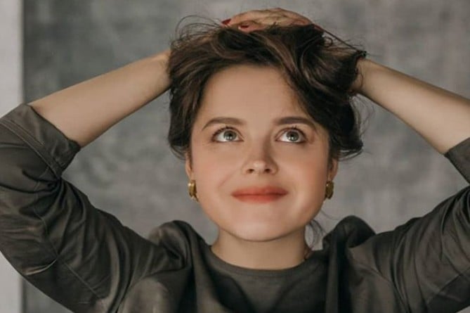 Бывшая участница Comedy Woman оправдалась за шутку о замученном генерале-герое Бывшая участница Comedy Woman оправдалась за шутку о замученном генерале-герое