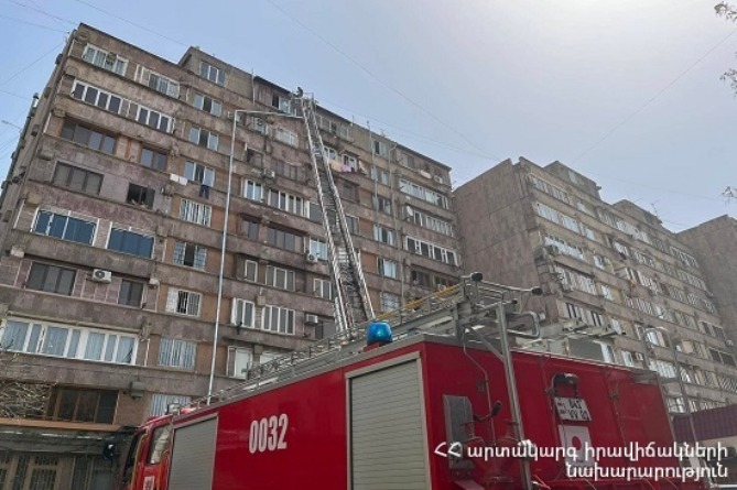 В центре Еревана полыхала квартира: работали 4 пожарных расчета В центре Еревана полыхала квартира: работали 4 пожарных расчета