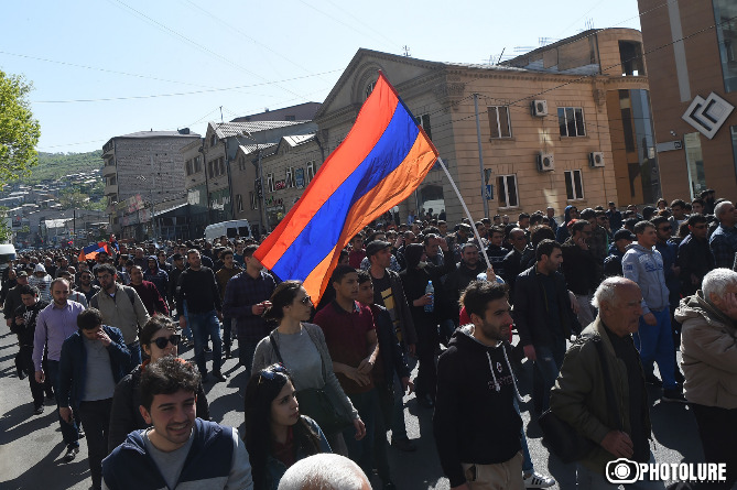 Ցուցարարները փակեցին Հայաստանի գլխավոր դատախազության և մի շարք նախարարությունների շենքեր Ցուցարարները փակեցին Հայաստանի գլխավոր դատախազության և մի շարք նախարարությունների շենքեր