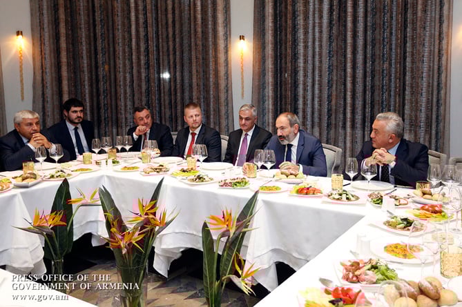 Փաշինյանն աշխատանքային ընթրիք է ունեցել բանկերի ղեկավարների հետ. քննարկվել են բանկային համակարգի գործունեությանն առնչվող հարցեր (ՖՈՏՈ) Փաշինյանն աշխատանքային ընթրիք է ունեցել բանկերի ղեկավարների հետ. քննարկվել են բանկային համակարգի գործունեությանն առնչվող հարցեր (ՖՈՏՈ)