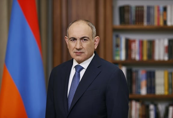 Նիկոլ Փաշինյանն ուղիղ եթերում ստորագրեց կառավարության հրաժարականը (ՎԻԴԵՈ)