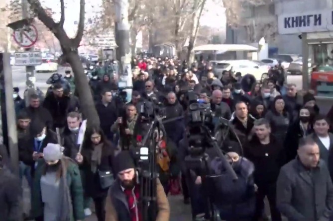 Протестующие против властей направились к зданию правительства Армении (ФОТО, ВИДЕО) Протестующие против властей направились к зданию правительства Армении (ФОТО, ВИДЕО)