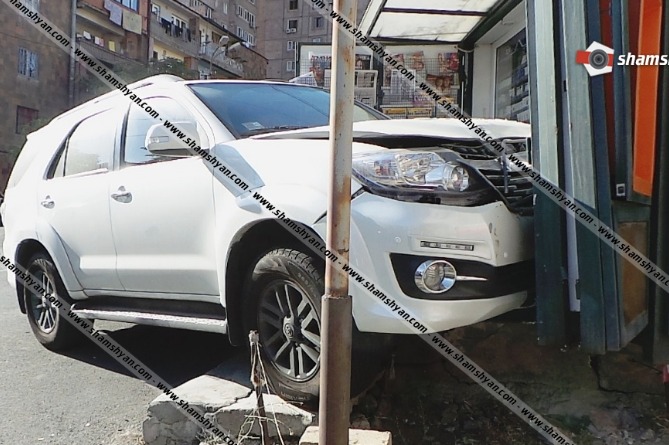 Ավտովթար Երևանում. բախվել են Ford-ն ու Toyota-ն, վերջինս մխրճվել է թերթի կրպակի մեջ