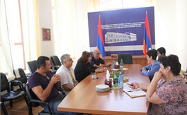Министр культуры НКР встретилась с известной певицей Эрной Юзбашян 