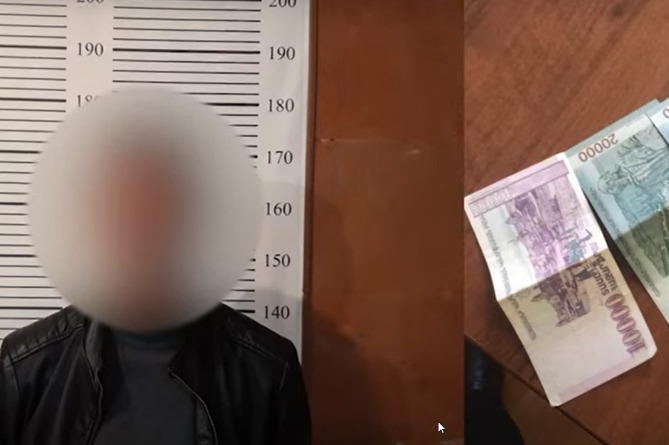 47-ամյա տղամարդը 50 հազար դրամ էր թռցրել անցորդի դրամապանակից, կին ոստիկանը հետապնդել ու բռնել էր նրան (ՎԻԴԵՈ) 47-ամյա տղամարդը 50 հազար դրամ էր թռցրել անցորդի դրամապանակից, կին ոստիկանը հետապնդել ու բռնել էր նրան (ՎԻԴԵՈ)