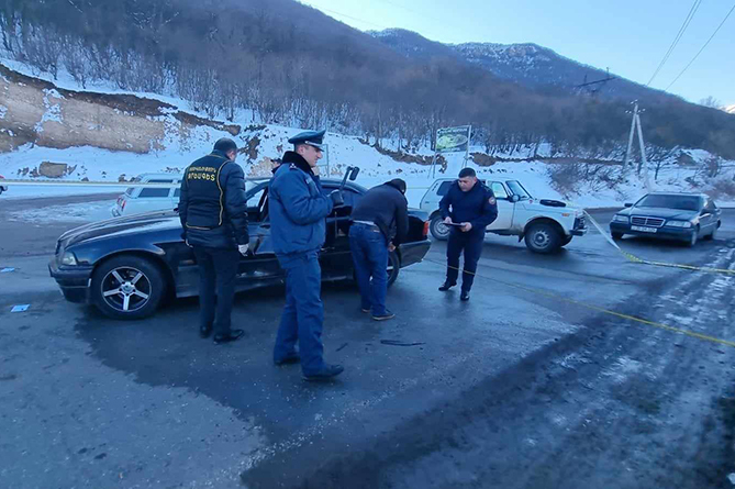 Жителя Гориса разыскивают за попытку убийства трех человек Жителя Гориса разыскивают за попытку убийства трех человек