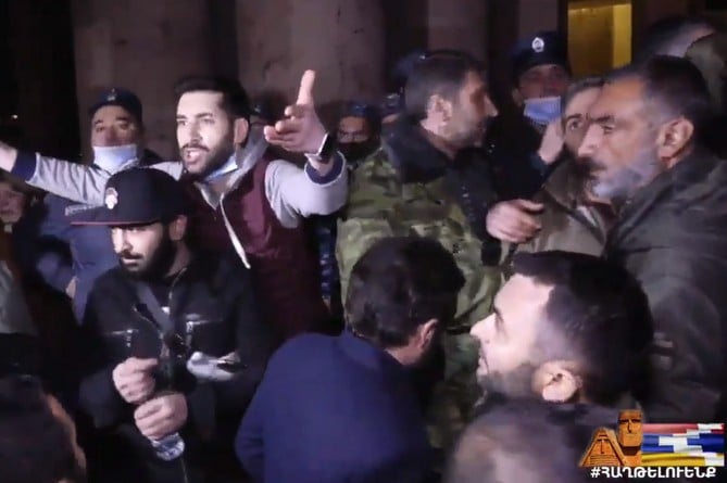 "Не отдадим!": Стихийный митинг перед зданием правительства Армении, ситуация накаляется