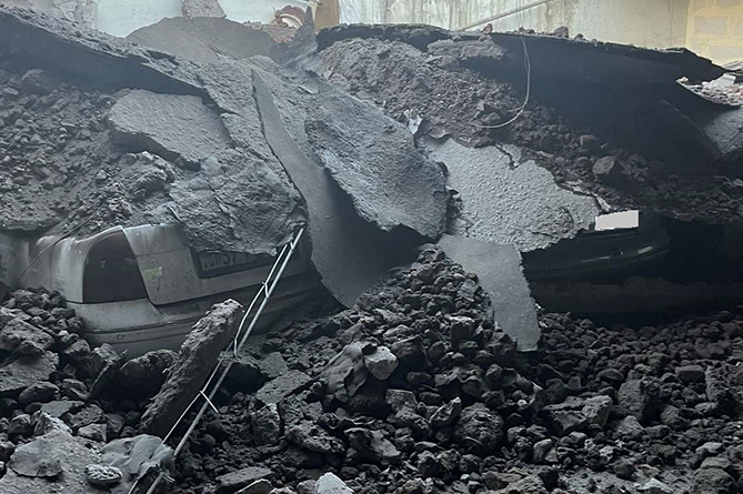 В Ереване обрушилась крыша автостоянки «Скорой помощи», повреждены машины (ФОТО) В Ереване обрушилась крыша автостоянки «Скорой помощи», повреждены машины (ФОТО)