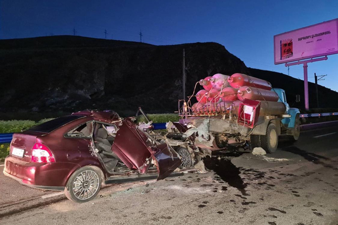 Два человека погибли в страшной аварии на трассе Ереван-Иджеван (ФОТО) Два человека погибли в страшной аварии на трассе Ереван-Иджеван (ФОТО)