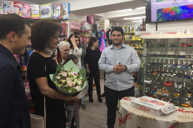 В Армении в присутствии супруги премьера презентована игра по мотивам слогана "бархатной революции" (ФОТО) В Армении в присутствии супруги премьера презентована игра по мотивам слогана "бархатной революции" (ФОТО)