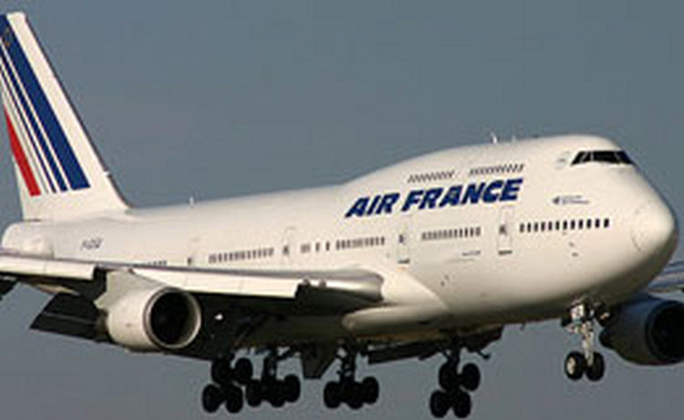 Самолет Air France совершил вынужденную посадку в Исландии из-за болезни пилота Самолет Air France совершил вынужденную посадку в Исландии из-за болезни пилота