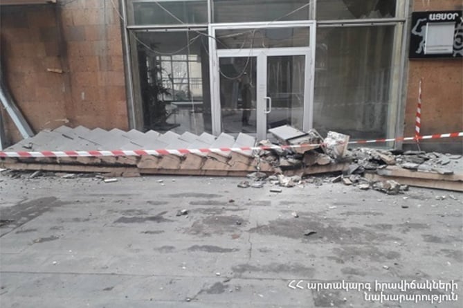 В одном из ереванских театров обрушилась внешняя лестница (ФОТО) В одном из ереванских театров обрушилась внешняя лестница (ФОТО)