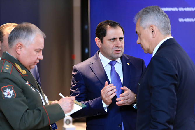  Папикян и Шойгу обсудили вопросы армяно-российского оборонного сотрудничества (ФОТО)