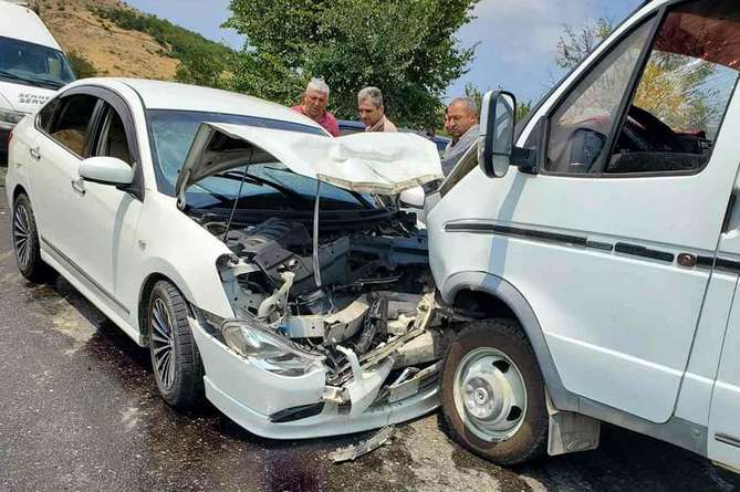 В Арцахе столкнулись микроавтобус и Nissan: пострадали 6 человек (ФОТО) В Арцахе столкнулись микроавтобус и Nissan: пострадали 6 человек (ФОТО)