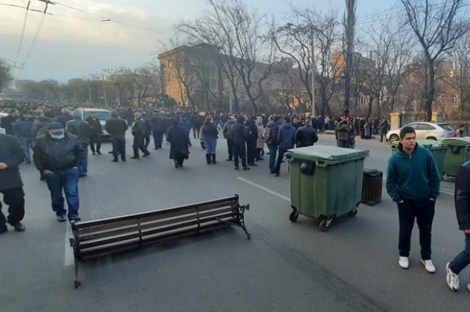 Оппозиция перекрыла проспект Баграмяна и озвучила программу действий (ВИДЕО)