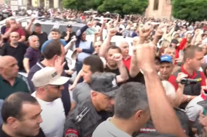 Оппозиция требует проведения внеочередного заседания парламента: сотрудники правительства Армении заблокированы в здании Оппозиция требует проведения внеочередного заседания парламента: сотрудники правительства Армении заблокированы в здании