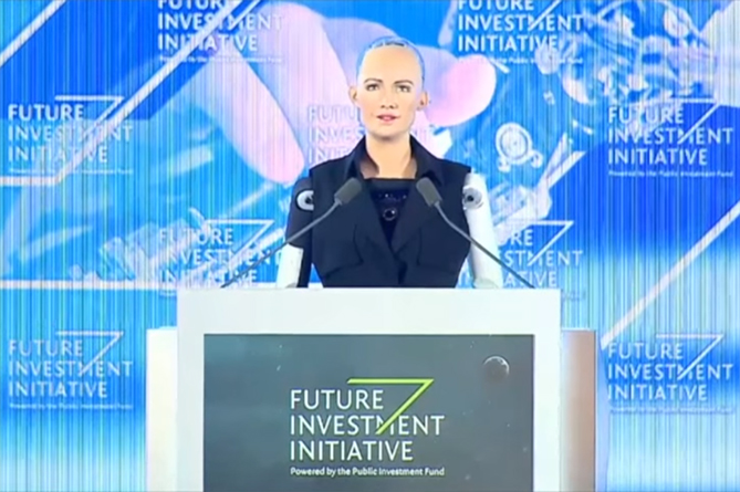 Признанный ООН человеком робот София примет участие в дебатах в Ереване