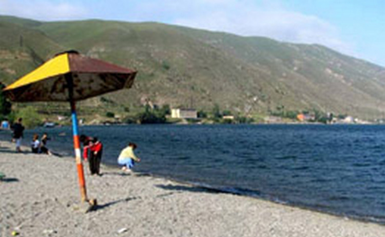 Пять новых общественных пляжей будут открыты на озере Севан к следующему лету