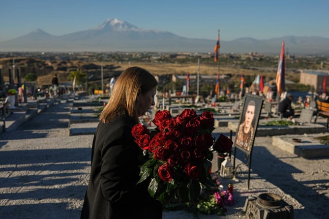 Посол США в Армении почтила память жертв войны в Арцахе (ФОТО)