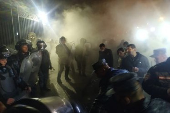 В ходе митинга перед парламентом Армении взорвали дымовую шашку (ВИДЕО) В ходе митинга перед парламентом Армении взорвали дымовую шашку (ВИДЕО)