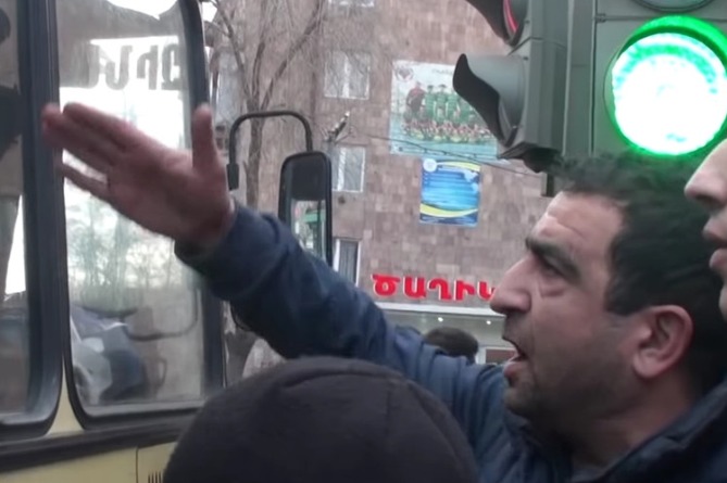 По факту нападения на автобус с призывниками в Армении возбуждено уголовное дело, известны подробности инцидента (ФОТО, ВИДЕО) По факту нападения на автобус с призывниками в Армении возбуждено уголовное дело, известны подробности инцидента (ФОТО, ВИДЕО)