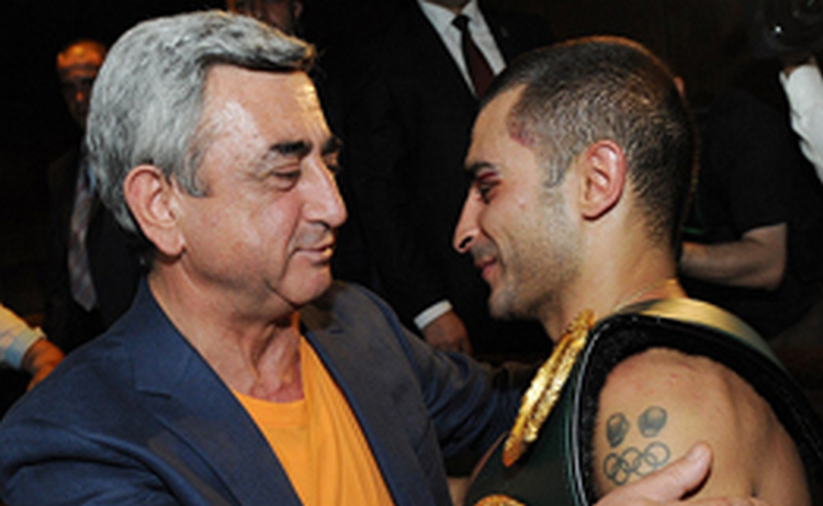 Вик Дарчинян подарил чемпионский пояс президенту Армении Сержу Саргсяну [Версия 1]