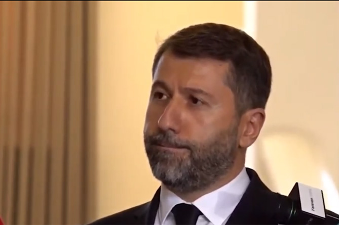 «Ինչու՞ եք մեզ տեռորիստի հետ համեմատում». միջադեպ լրագրողի և արդարադատության նախարարի միջև (ՎԻԴԵՈ) «Ինչու՞ եք մեզ տեռորիստի հետ համեմատում». միջադեպ լրագրողի և արդարադատության նախարարի միջև (ՎԻԴԵՈ)