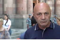 Արցախցիները  բողոքի ակցիա են անցկացնում ՀՀ Կառավարության շենքի դիմաց