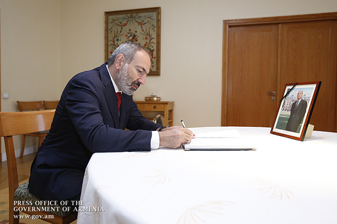 ՀՀ վարչապետն այցելել է Ֆրանսիայի դեսպանատուն ու գրառում կատարել ցավակցությունների գրքում  Ժակ Շիրակի մահվան կապակցությամբ (ՖՈՏՈ)