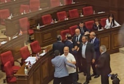 Скандал в парламенте: депутат Агазарян швырнул бутылку в сторону провластных парламентариев (ВИДЕО)