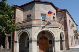 Азербайджанцы уничтожили фреску при сносе здания МИД Арцаха в Степанакерте (ФОТО)