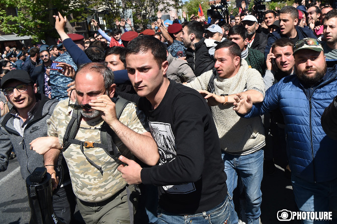 Протестующие в Ереване вошли в здание педуниверситета с призывами о забастовке Протестующие в Ереване вошли в здание педуниверситета с призывами о забастовке