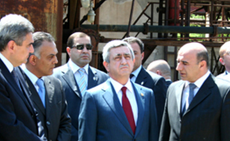 Президент Армении распорядился выяснить причины вчерашнего пожара на заводе «Наирит»