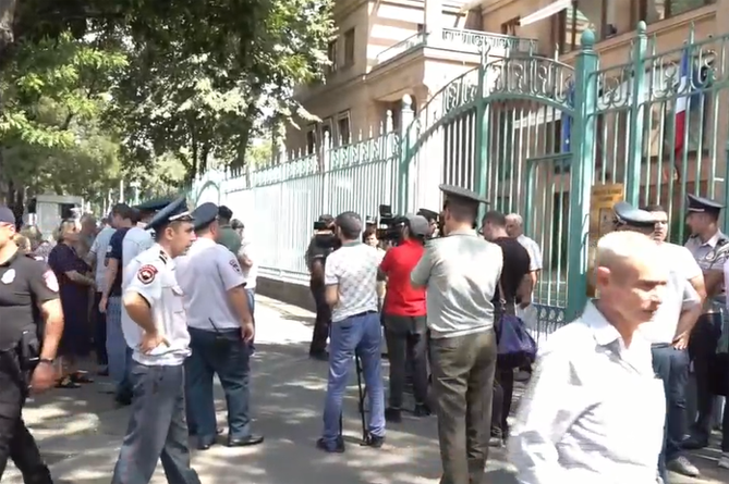 Беженцы из Арцаха проводят акцию протеста у Посольства Франции
