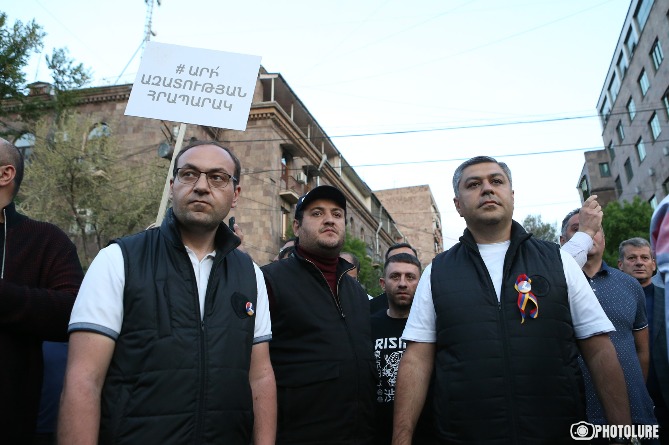 Մեկ Երևանում՝ երկու երթ իշխանությունների դեմ. Վանեցյանը բողոքի երթ է կազմակերպել