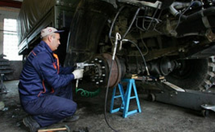 Подготовка боевой техники к эксплуатации в условиях жары и высокогорья идет на российской военной базе в Армении